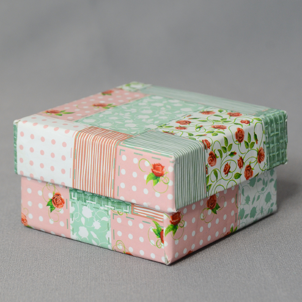 Розочки пэчворк - коробочка подарочная (7,3*7,3*4,2 см)