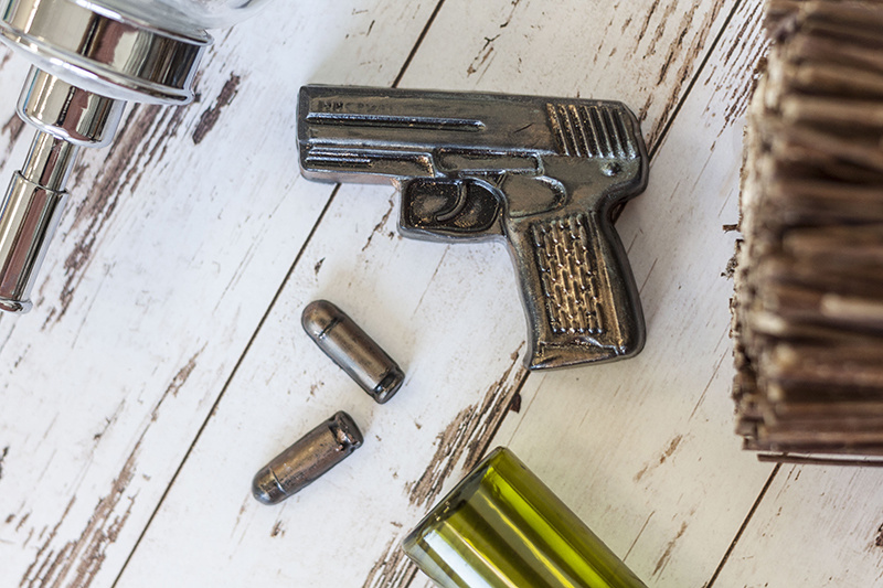 Пистолет Беретта с пулями — форма пластиковая для мыла